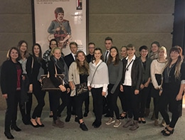 Gruppenfoto vor dem Salzburger Festspielhaus