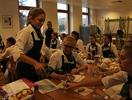 Schülerinnen beim Weinseminar