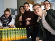 Schülerinnen und Schüler der HLW beim Verteilen der Getränke