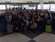 Schülergruppe in der Abflughalle im Münchner Flughafen