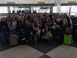 Schülergruppe in der Abflughalle im Münchner Flughafen