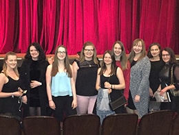 Gruppenfoto im Landestheater vor der Bühne