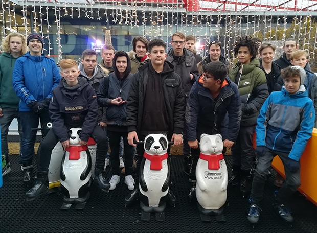 Gruppenfoto Burschen beim Eislaufen