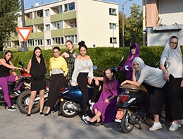 Gruppenfoto bei den Mopeds - Magic Garnment