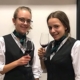 zwei Schülerinnen beim Weinseminar