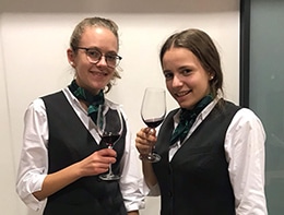zwei Schülerinnen beim Weinseminar