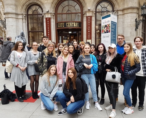 Gruppenbild vor dem Cafe Central in Wien