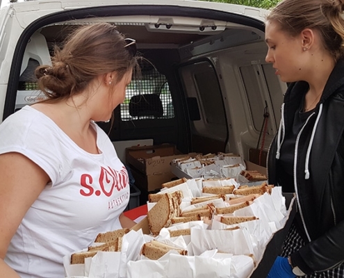 Schülerinnen beim Verteilen von Broten