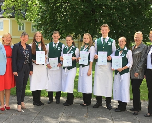 Erfolgreiche Jungsommelier mit Prüferinnen