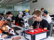 Schüler arbeitet am Roboter