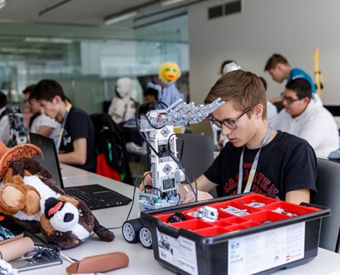 Schüler arbeitet am Roboter