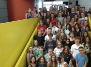 Gruppenfoto der Schüler auf der Stiege im ArsElectronicaCenter