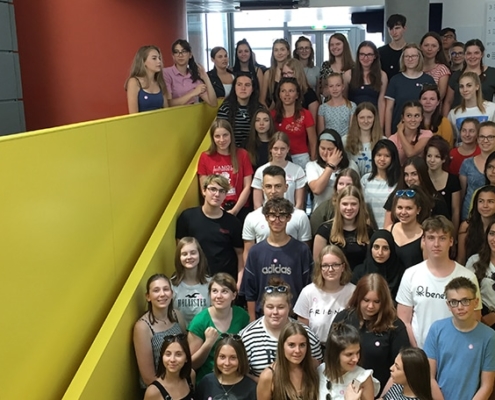 Gruppenfoto der Schüler auf der Stiege im ArsElectronicaCenter