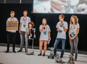 HLWM Schülerinnen und Schüler bei der Präsentation RobocupWM