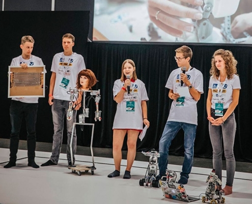 HLWM Schülerinnen und Schüler bei der Präsentation RobocupWM