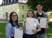 Stolze Schüler mit Cambridge Certificate Level C1