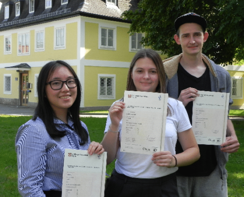 Stolze Schüler mit Cambridge Certificate Level C1