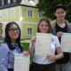 Stolze Schüler mit Cambridge Certificate Level C1