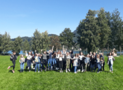 Gruppenfoto der Klassen vor dem Fuschlsee