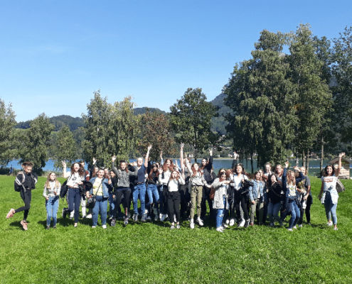 Gruppenfoto der Klassen vor dem Fuschlsee