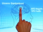Finger auf Monitor mit Gehirnabbildung
