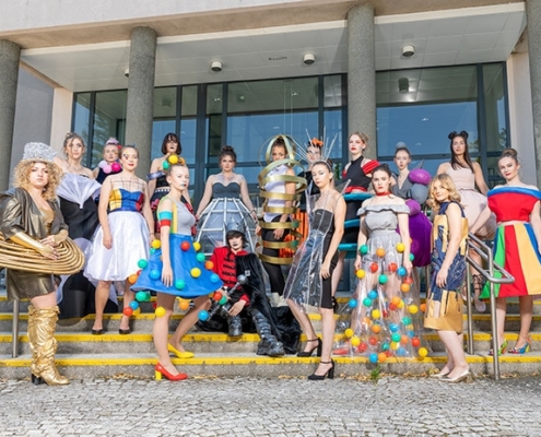 Modeschülerinnen mit Kleidung von Bauhaus 100