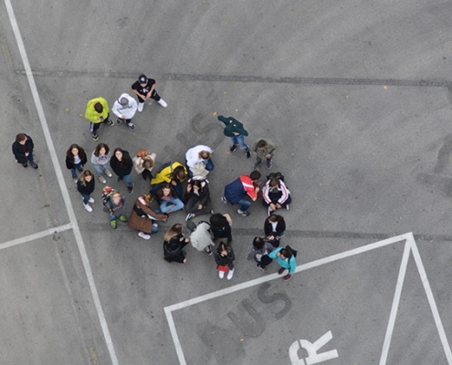 Gruppenfoto von oben auf Betonboden