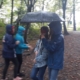 Schülerinnen beim Kennenlernspiel mit Schirm