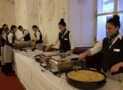 Schülerinnen im Einsatz am Buffet