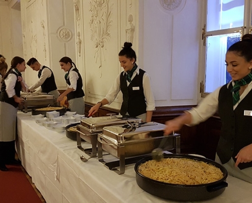 Schülerinnen im Einsatz am Buffet