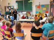 Schülerinnen bei der Präsentation in der Volksschule