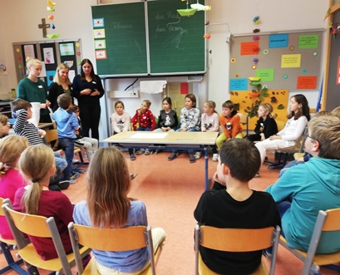 Schülerinnen bei der Präsentation in der Volksschule