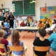 Schülerinnen bei der Präsentation in der Volksschule