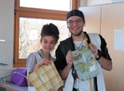 Licht ins Dunkel - Schüler mit fertigen Lunch-Bag