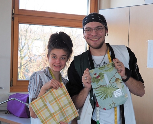 Licht ins Dunkel - Schüler mit fertigen Lunch-Bag