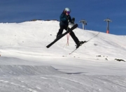 Skifahrer springt über den Schnee