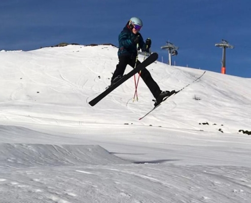 Skifahrer springt über den Schnee