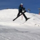 Skifahrer springt über den Schnee