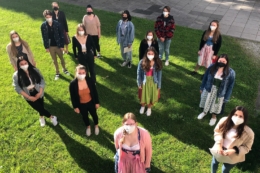 Klassenfoto im Garten mit Make und Abstand